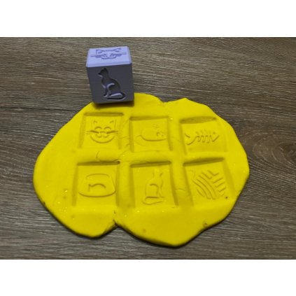 otiskovaci_kostka_na_modelinu_kocicka