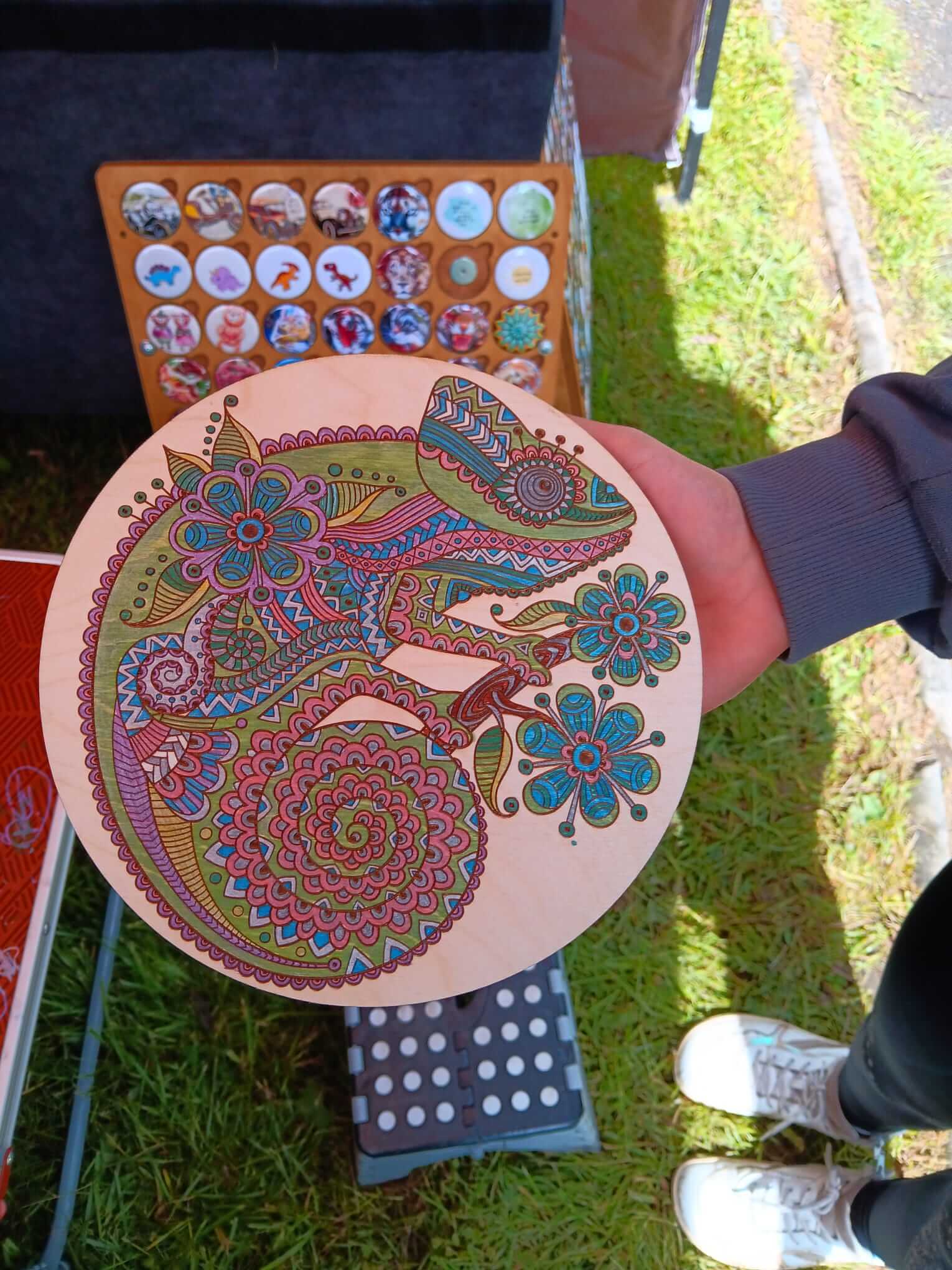 vybarvena_drevena_omalovanka_chameleon_kouzlo_myslenky