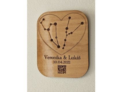 Dřevěná dekorace hvězdné znamení se jménem a QR kódem