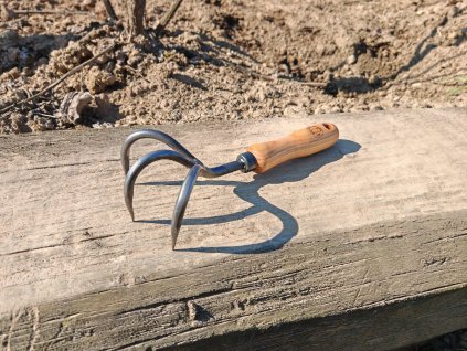 kultivátor kovaný 3 zuby