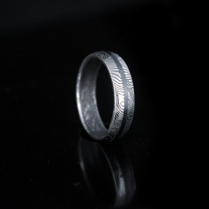 Snubní prsten S černým proužkem