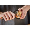 1016122 FF vegetable peeler action 02