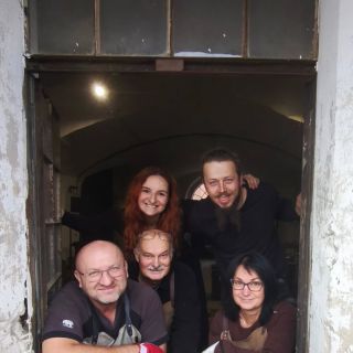 Nedělní 3 hodinový kurz proběhl v komorním počtu, ale s o to větší intenzitou. Vyráběl se svícen, velká památeční srdce a...