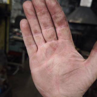 Noste ty rukavice, ku..a! 🧤 Člověk pár dní proleží v nemoci a první co si v práci udělá je úraz. Kdo nic nedělá, nic se mu...