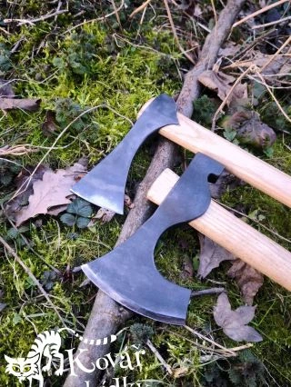 Ty sekery mě baví nejvíc. Valaška a sekera z volné tvorby. Obojí vrchem navlékané jasanové toporo (bez klínu), materiál...