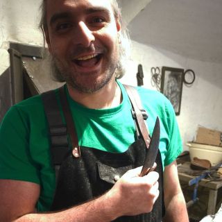 Víkenový kurz včetně dvou půldenních zážitkářů. Dělaly se nože, včetně rychlokurzu broušení. A kluci si dělali šavle,...