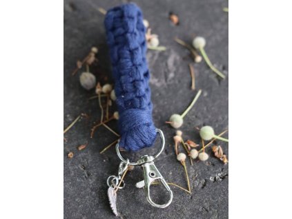 Klíčenka macrame 6,5 cm tm. modrá