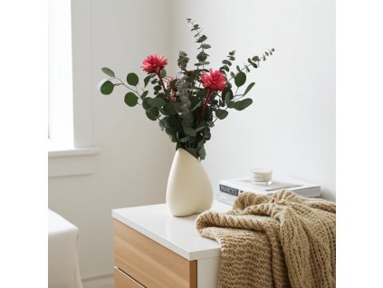 Plumosum - ostružinová v kytici s eukalyptem na komodě