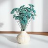 Sušená Achillea aquamarine ve váze na stole