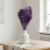 Sušený Broom Bloom viola ve váze v interiéru