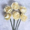Dřevěná dekorační růže smetanová 7 cm detail svazku