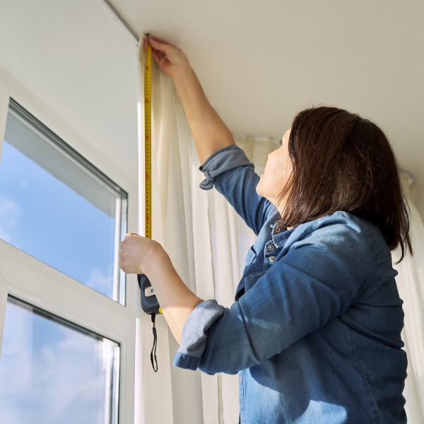 Jak správně zaměřit garnýž nebo záclonovou kolejnic