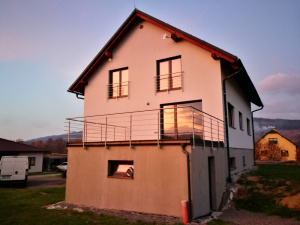 nerezové balkónové zábradlí u rodinného domu