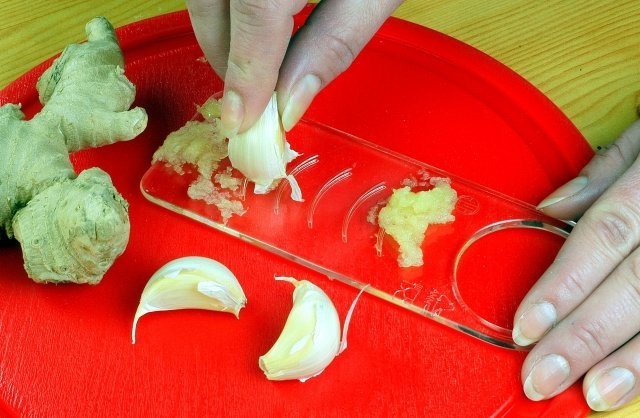 Třítko na česnek plast oboustranné CZ