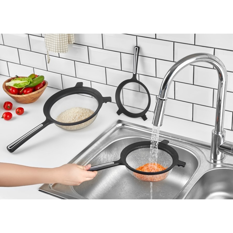 Cedník nerez/plast ¤23cm s ručkou  BASIC KUTIL Sklad7 628315.00