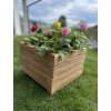 Drewniana donica ogrodowa w kolorze brązowym