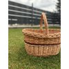 Kosz wiklinowy z brązowym paskiem