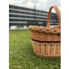 Kosz wiklinowy z brązowym paskiem