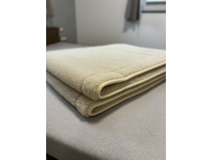 Obojestranska odeja iz ovčje volne bež barve