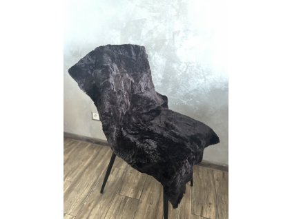 Prehoz z ovčej kožušiny tmavý 100×60 cm