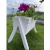 Drevený stojan na kvety biely