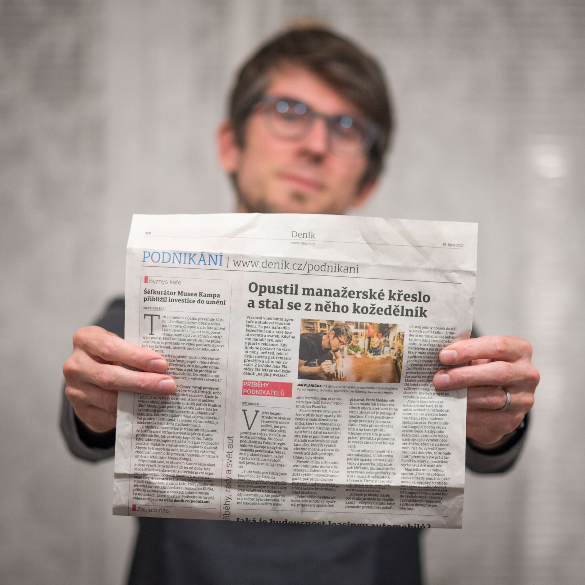 Článok: Opustil manažérske kreslo a stal sa z neho kožedělník (pre Denník, www.denik.cz)