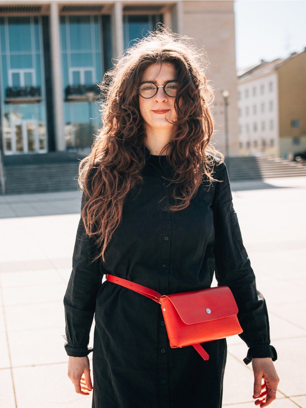 Reálná fotka: žena s červenou Bellou nošenou jako ledvinka kolem pasu