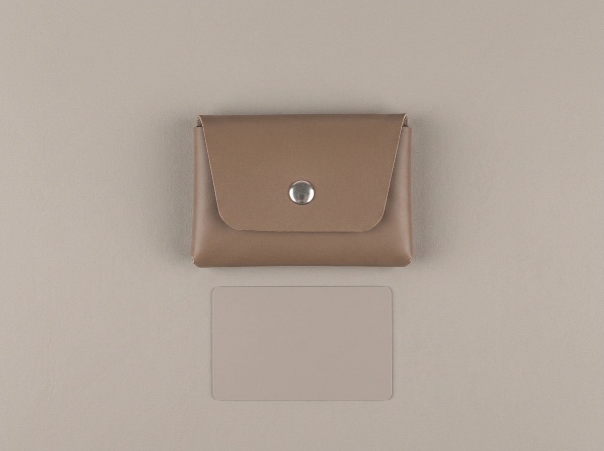 Taupe Bella mini peněženka shora vedle platební karty pro srovnání velikosti