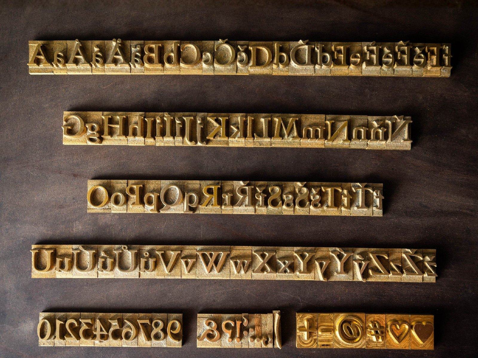 Mosazné raznice s celou abecedou, číslicemi a symboly pro ražbu do kůže