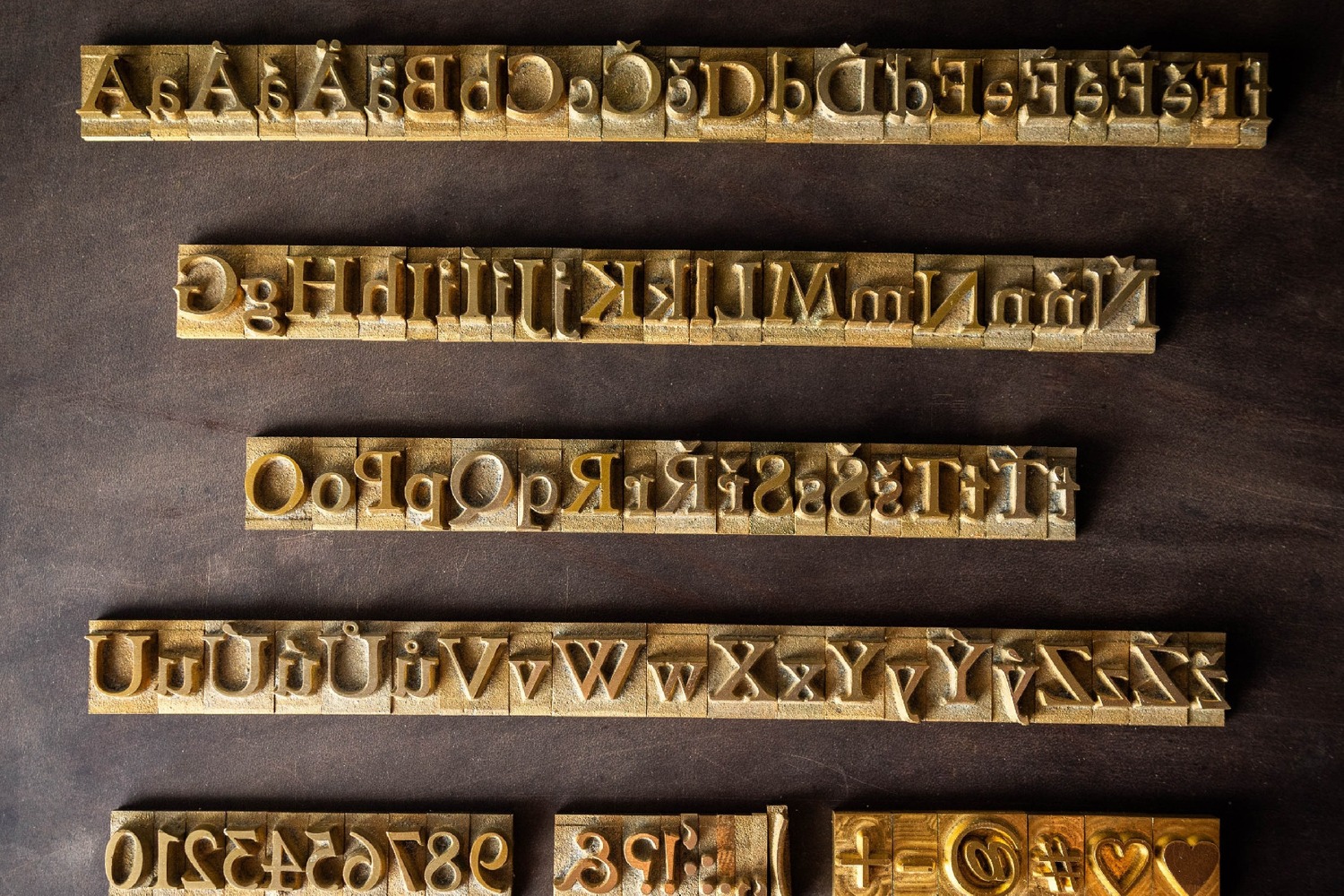Mosazná razidla velké abecedy, kterými Kožedělník razí monogram do zápisníku Eduard