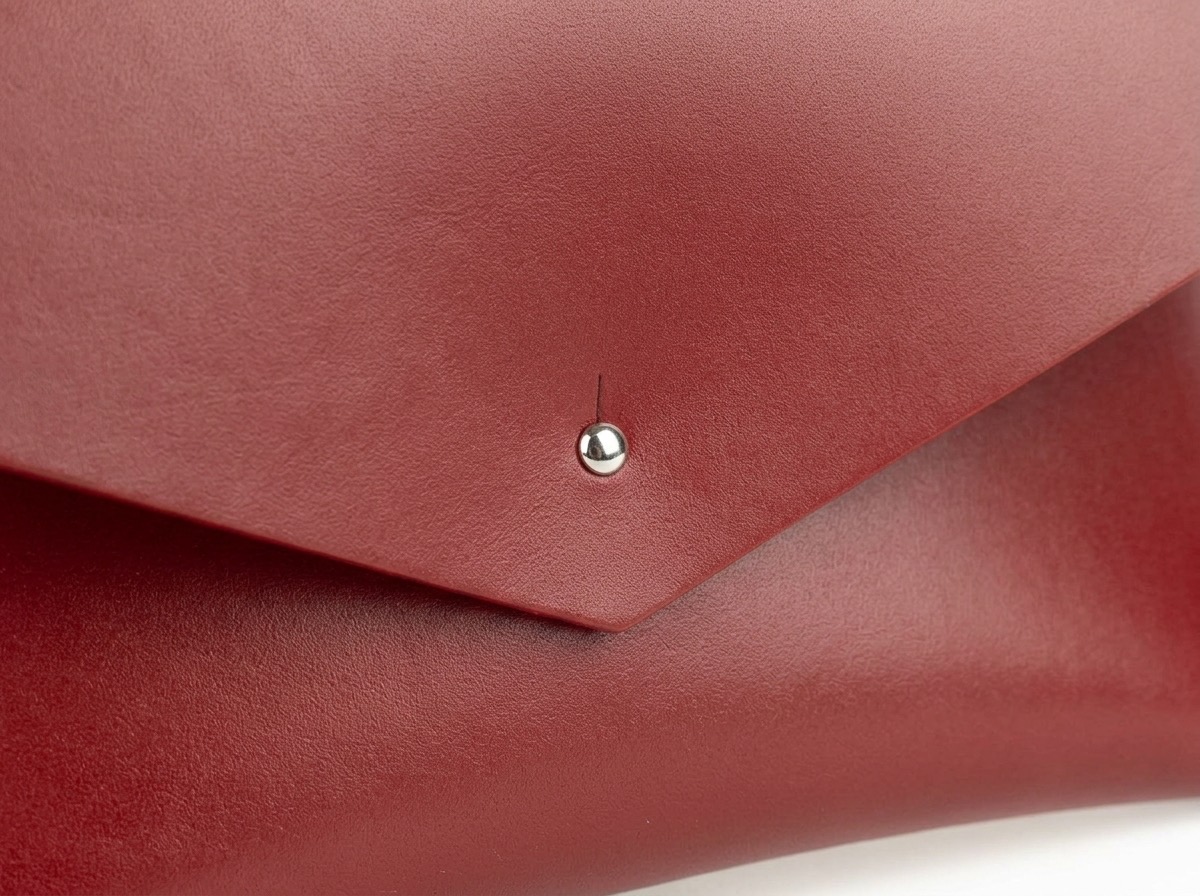 Detail sedlářského knoflíku na špičce víka bordó psaníčka Emily