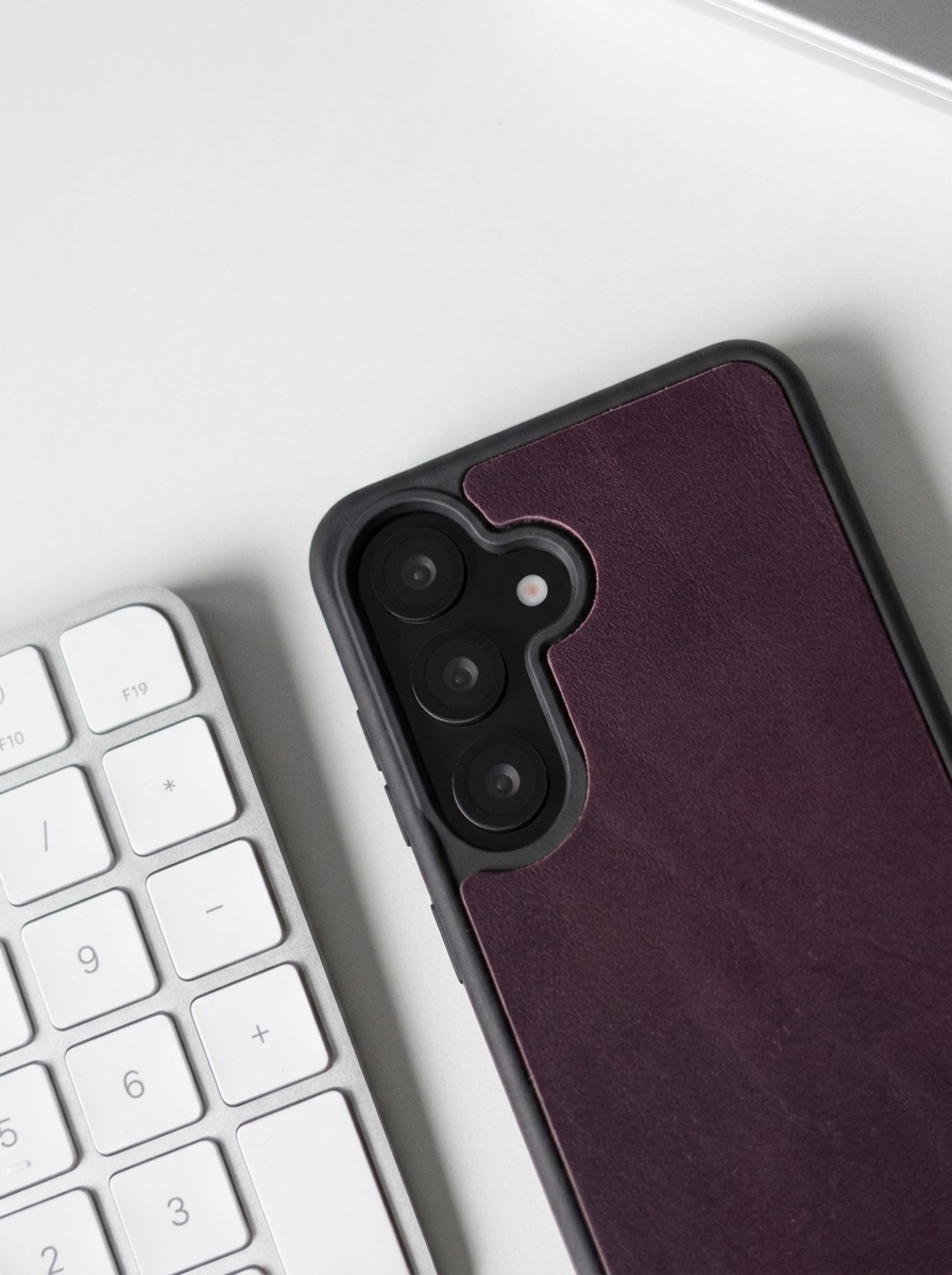 Detail výřezu pro čočky fotoaparátu a textura kožených zad
