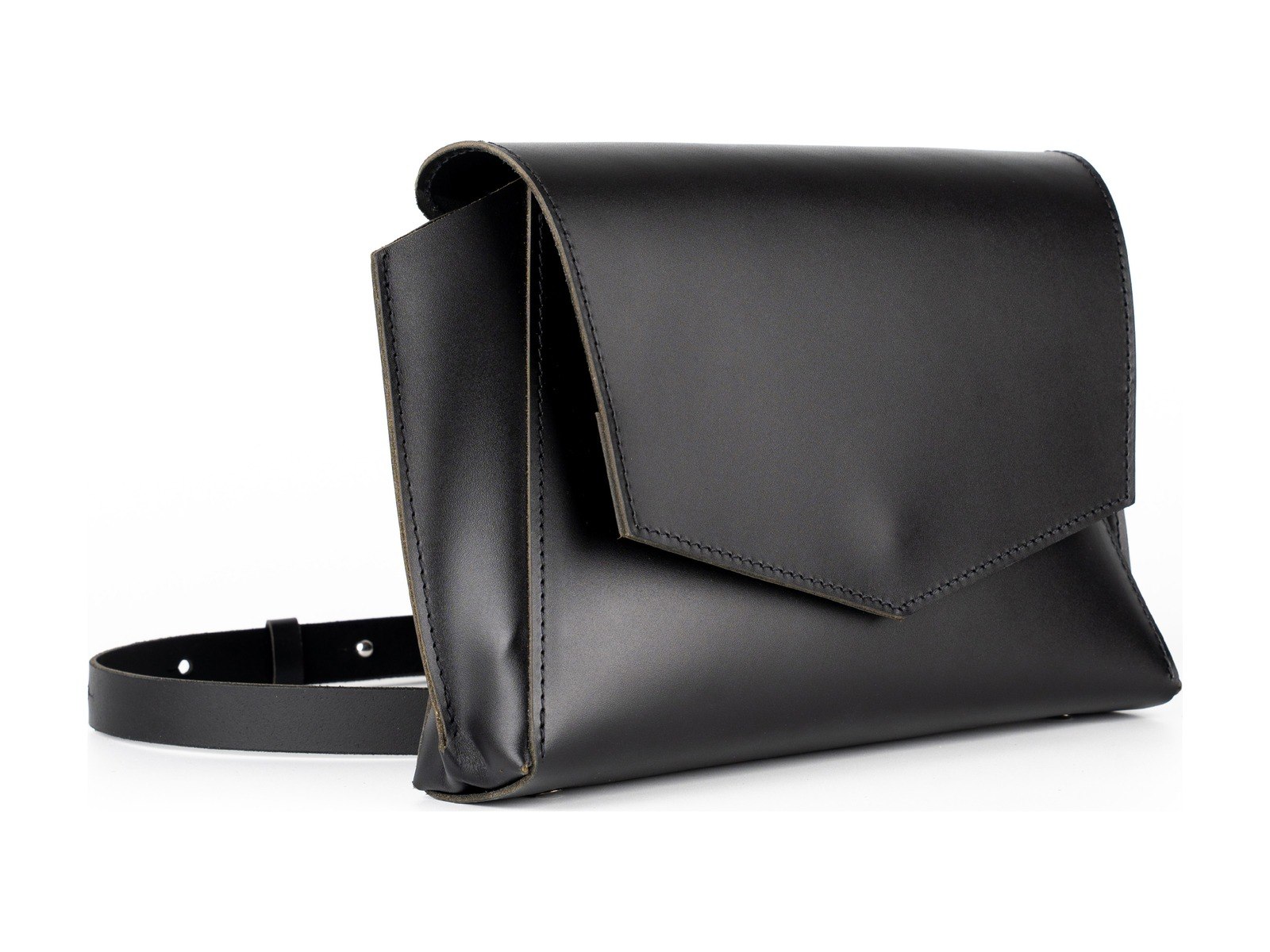 Černá kožená kabelka Margot Crossbody ze tříčtvrtečního pohledu s hranatě řezanou klopou