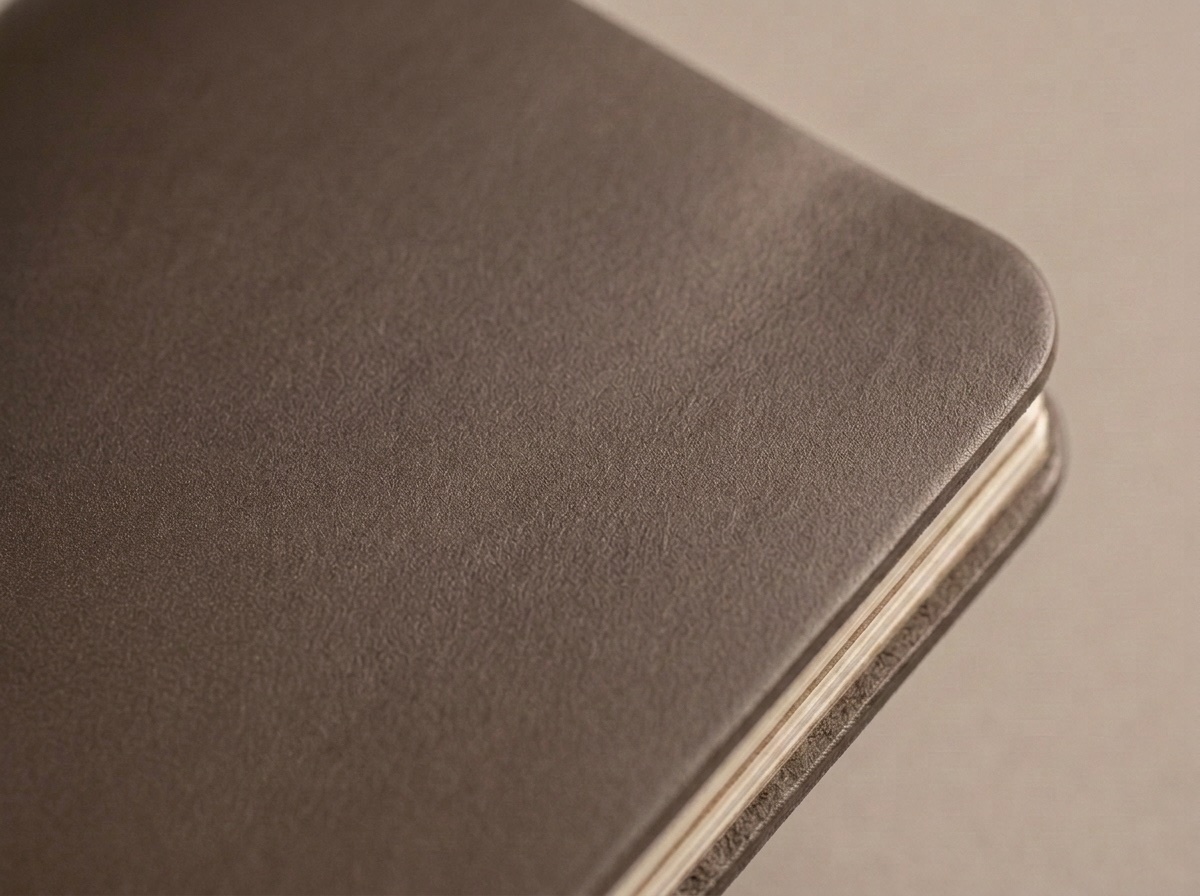 Detail taupe kůže Buttero na kapesním Midori