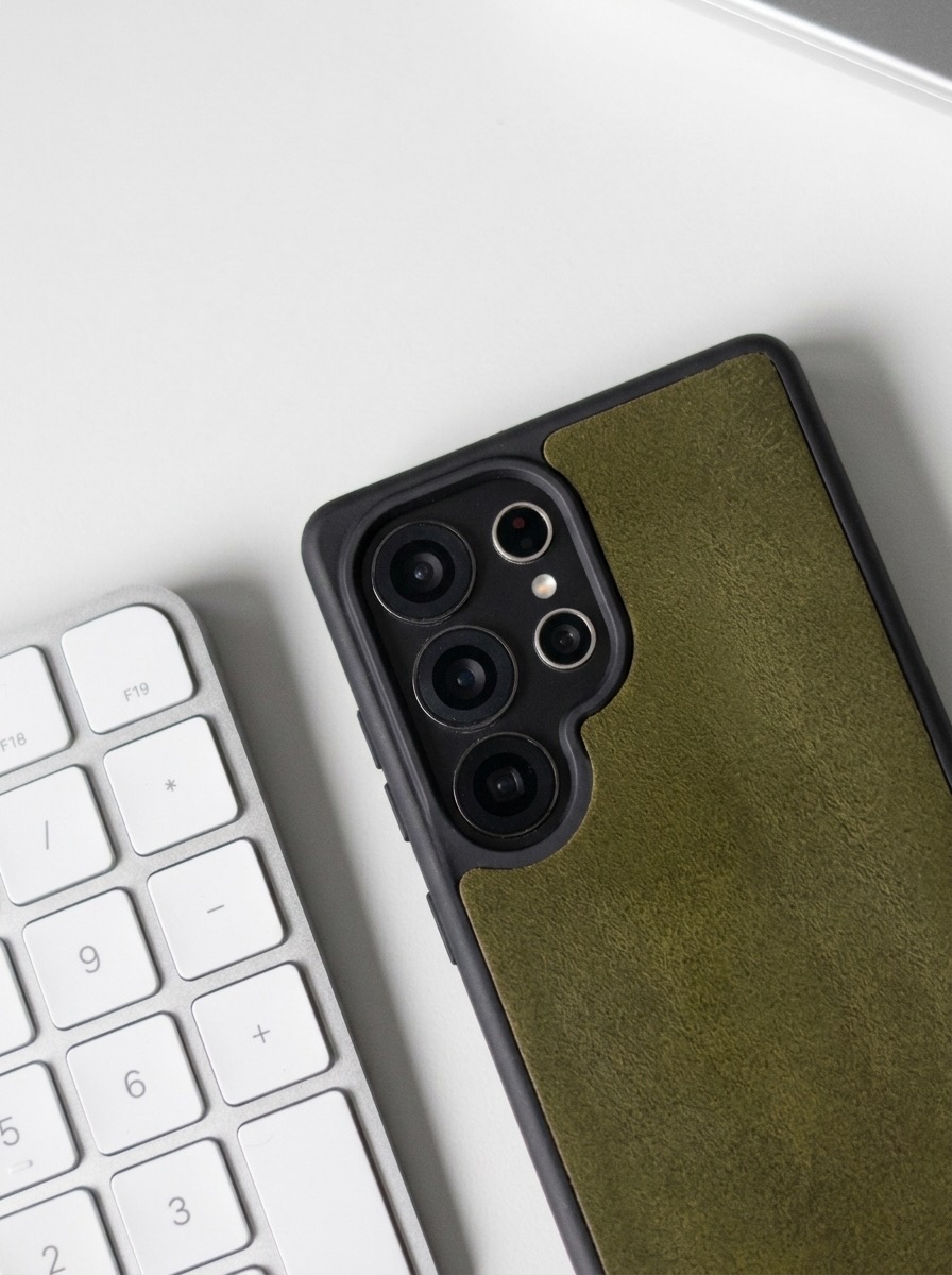 Detail výřezu pro čočky fotoaparátu a textura kožených zad