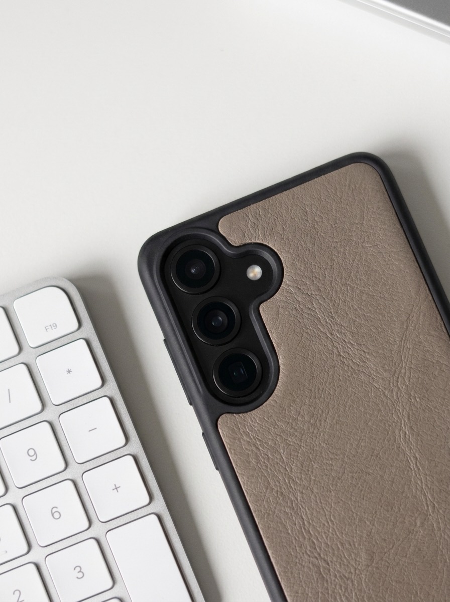 Detail výřezu pro čočky fotoaparátu a textura kožených zad