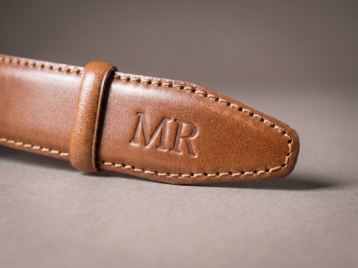 Špice koňakového opasku Vittorio s vyraženým monogramem MR