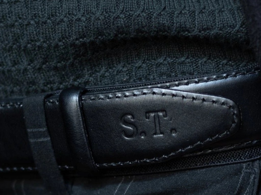 Špice černého opasku Vittorio s vyraženým monogramem S.T.
