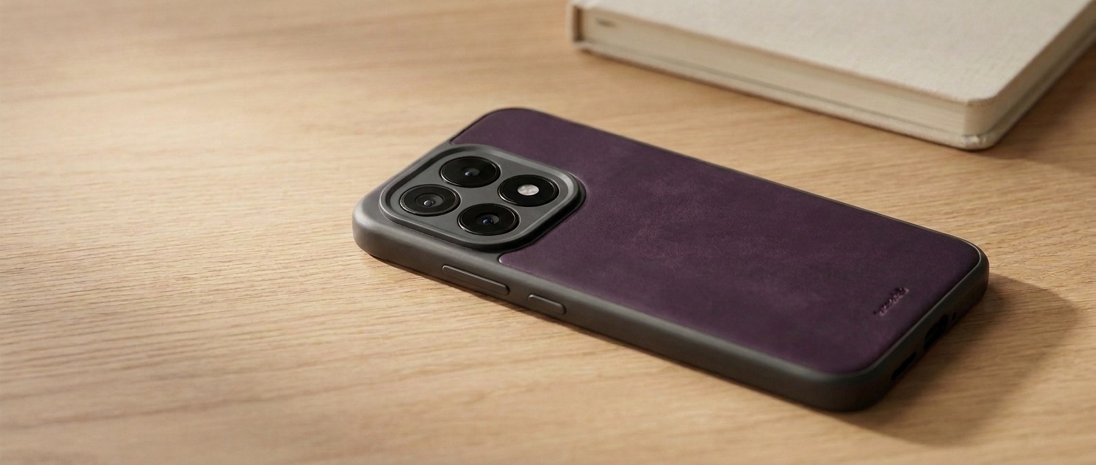 Fialový kožený kryt na Xiaomi 17 s MagSafe položený zády vzhůru na dubovém stole