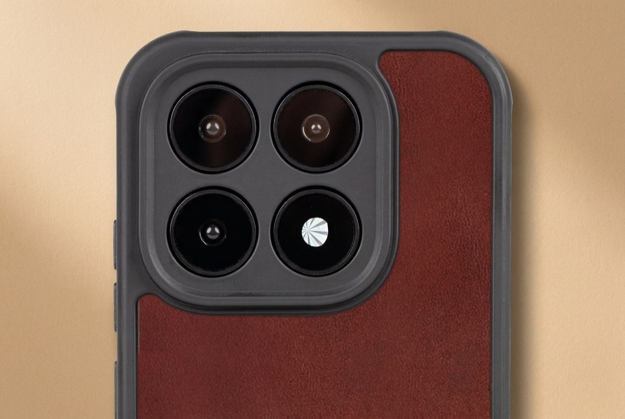 Detail výřezu kolem čoček fotoaparátu a tlačítek na hnědém koženém krytu Xiaomi