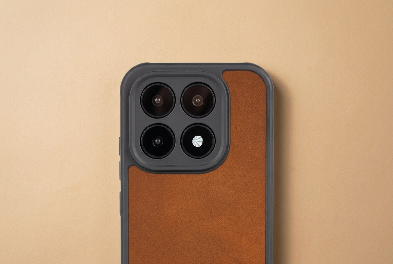 Detail výřezu kolem čoček fotoaparátu a tlačítek na koňakovém koženém krytu Xiaomi