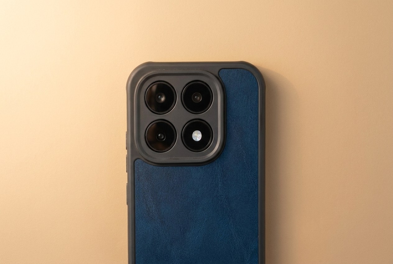 Detail výřezu kolem čoček fotoaparátu a tlačítek na modrém koženém krytu Xiaomi