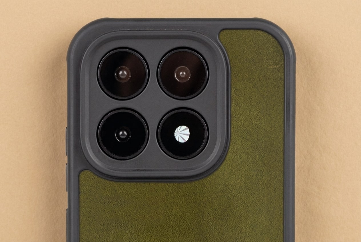 Detail výřezu kolem čoček fotoaparátu a tlačítek na olivovém koženém krytu Xiaomi