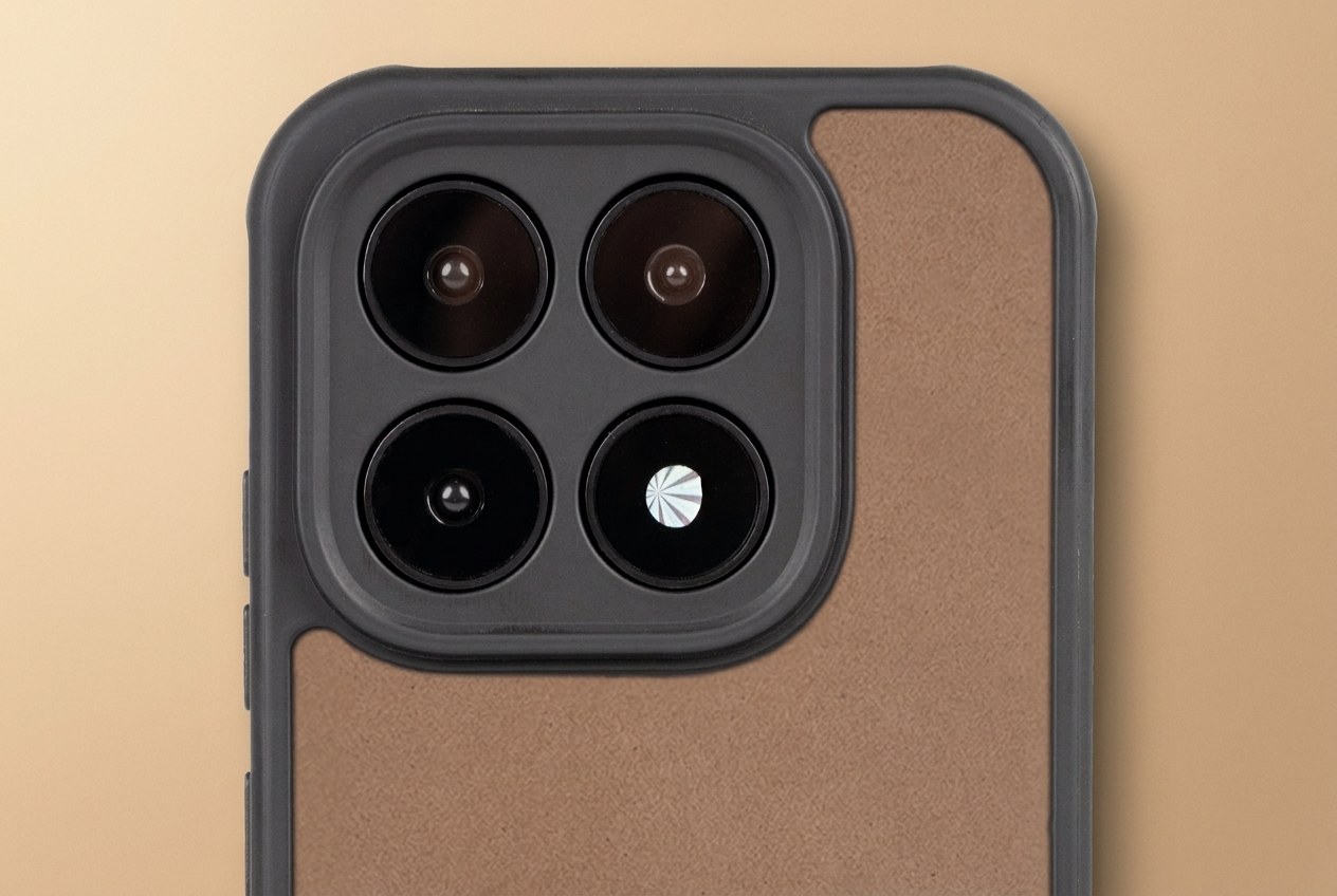Detail výřezu kolem čoček fotoaparátu a tlačítek na koženém krytu v barvě taupe Xiaomi