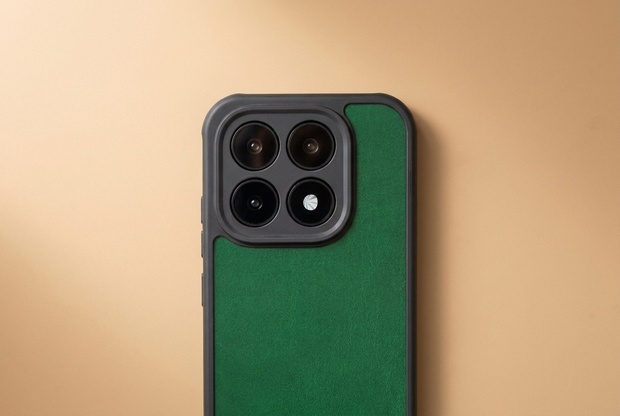 Detail výřezu kolem čoček fotoaparátu a tlačítek na zeleném koženém krytu Xiaomi