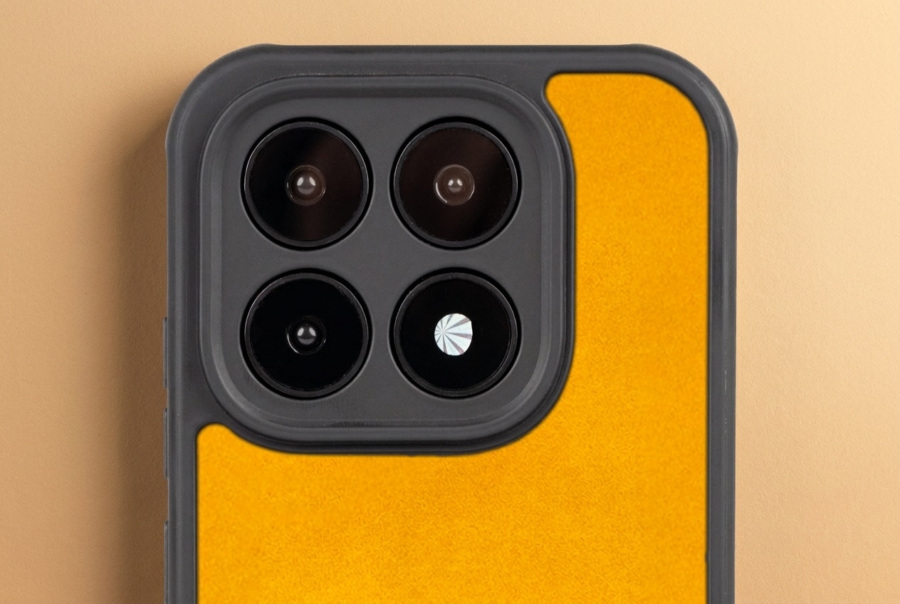 Detail výřezu kolem čoček fotoaparátu a tlačítek na žlutém koženém krytu Xiaomi
