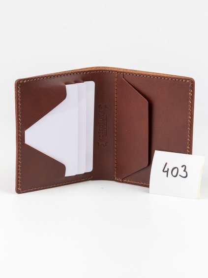 403 Henry peněženka - hnědá (Zachraň kůži = 1 ks)  Pánská kožená kompaktní peněženka. Vystavený kus, 2. jakost. Doplňkové ilustrační fotky a videa.