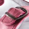 Detail spony na růžových dvoupáskových pantoflích na klínku