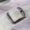 Kožené pantofle zelené, dvoupáskové na klínku, detail přezky
