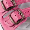 Kožené pantofle tmavě růžové, třípáskové na klínku, detail přezky